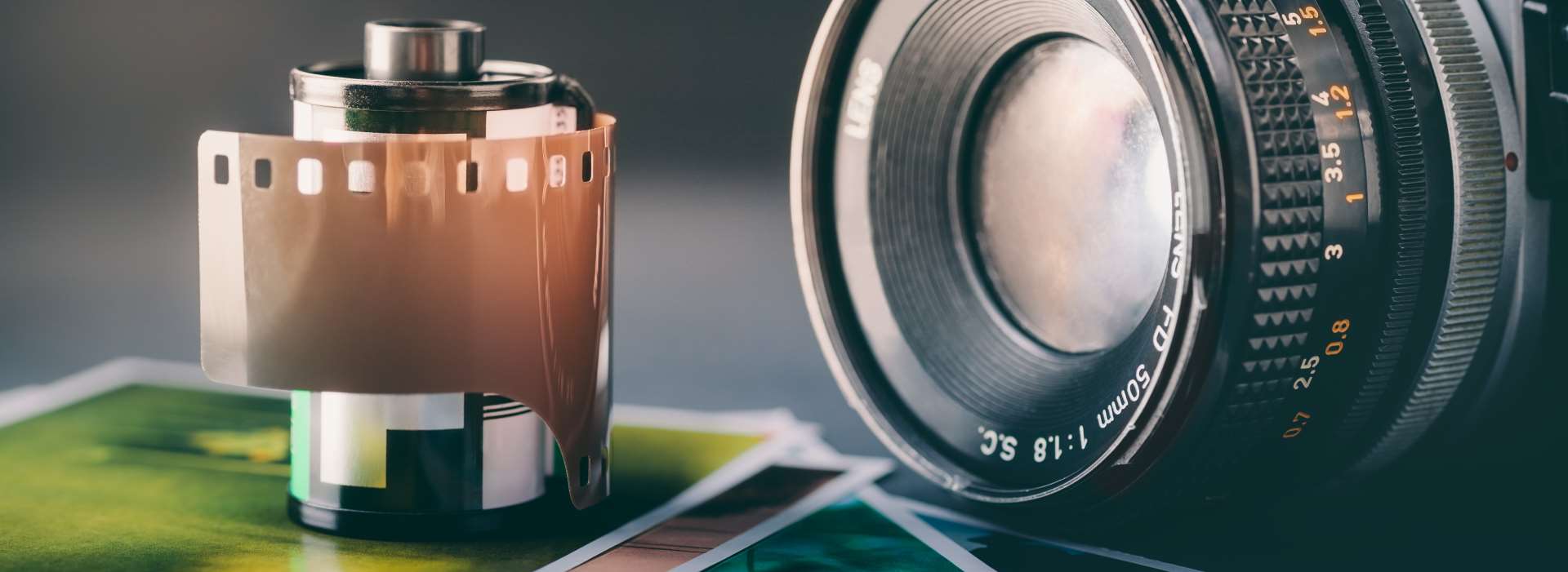 Sliderbild für Archivierung von Fotos, Negative und Dias auf CD - Motiv: Kamera mit Fotofilm und entwickelten Bildern | FotoVital